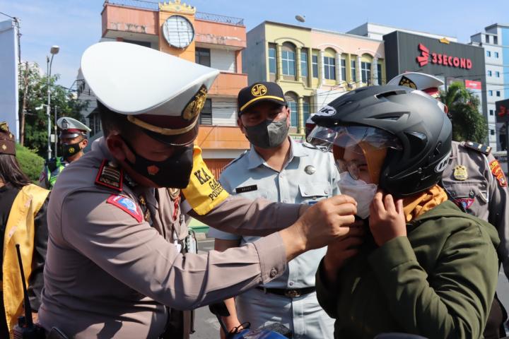 Terjaring Operasi Patuh Krakatau, Pemotor Malah Dapat Helm Gratis dari Polisi