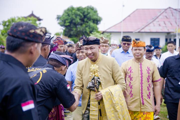 Cagub Rahmat Mirzani Djausal Menerima Gelar Kehormatan Ksatria Shri Nata Buana Dari Komunitas Umat Hindu Bali Lampung  