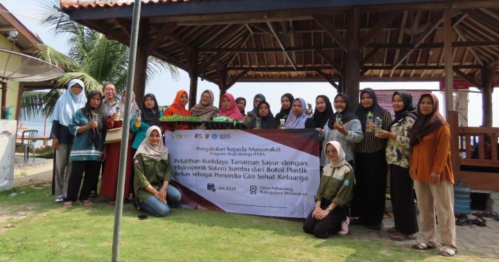 Program Studi Biologi ITERA Memberikan Pelatihan Hidroponik dengan Botol Plastik Bekas sebagai Penyedia Gizi Sehat Keluarga di Desa Pahawang