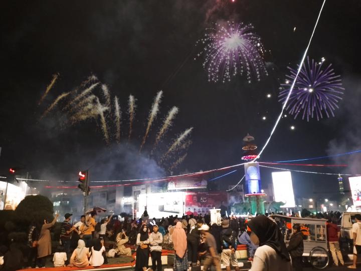 Cerita Warga Rayakan Malam Tahun Baru di Tugu AdipuraÂ 