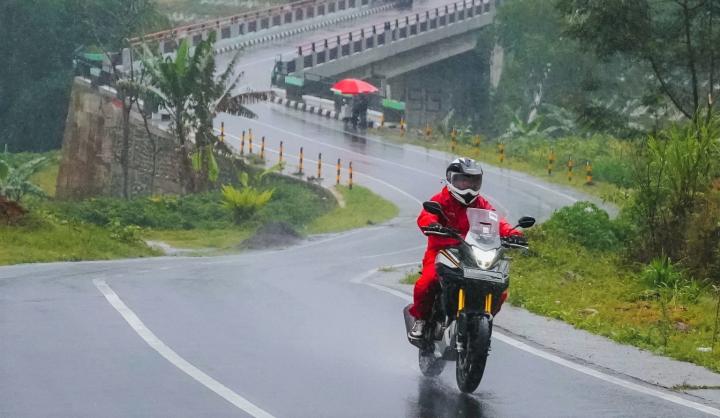 Perhatikan Langkah Aman Naik Motor Di Jalanan Licin
