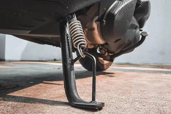Efek Mematikan Mesin Motor Dengan Menurunkan Standar Samping