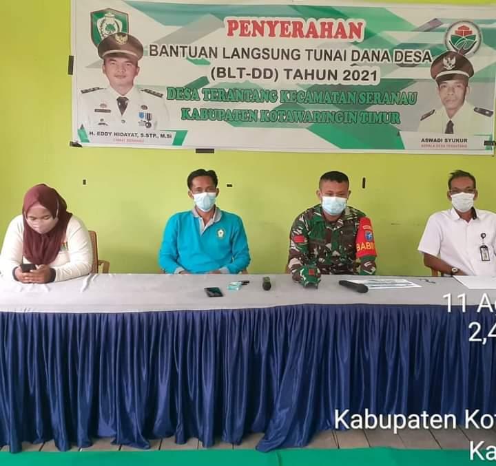 Babinsa Koramil 1015-08/Mentawa Baru Ketapang Kawal Penyaluran BLT DD