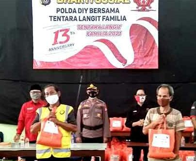 Polda DIY dan Tentara Langit Familia Bagikan Sembako Untuk Komunitas Malioboro