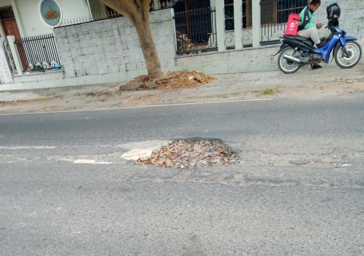 Hati-hati, Ada Lubang Membahayakan di Tengah Jalan KH. Ahmad Dahlan