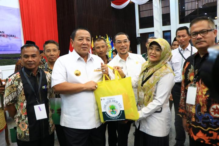 Gubernur Arinal Djunaidi Mengikuti Acara Penyerahan SK Perhutanan Sosial dan SK Tanah Objek Reforma Agraria (TORA) oleh Presiden RI