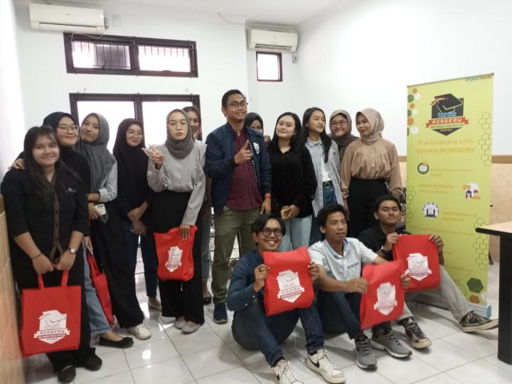 Sinergi Bagi Negeri, TDM Kembali Jadi Narsum di Kelas Riset Pemasaran FEB Unila 