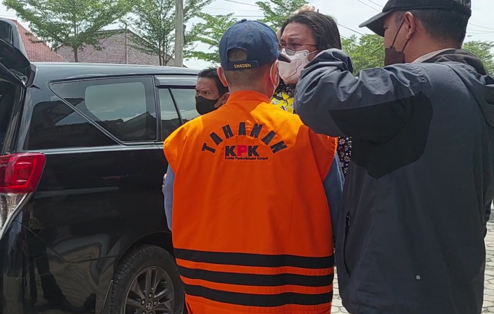 KPK Resmi Pindahkan Karomani Cs ke Rutan Way HuwiÂ 