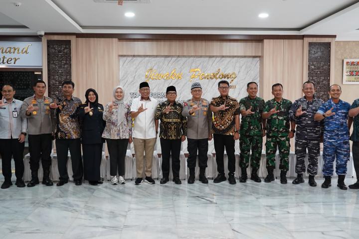 Tingkatkan Sinergitas dalam Rangka Dukung Pembangunan Lampung, Pj. Gubernur Samsudin dan Forkopimda Gelar Silaturahmi Bersama Gubernur dan Wakil Gubernur Lampung Terpilih 2025-2030