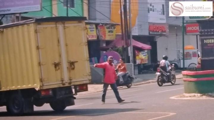 Kisah Pak Ogah yang Sigap Mengatur Lalu Lintas Demi Setitik RezekiÂ 