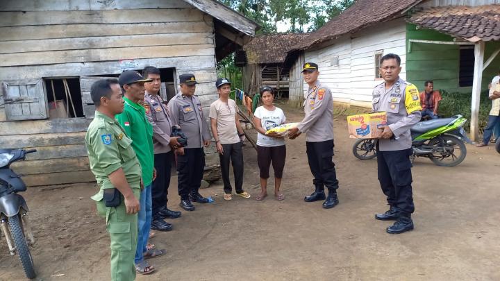 Salurkan Bantuan Korban Rumah Ambruk, Kapolsek Dan Kades Surakarta Turun Lapangan