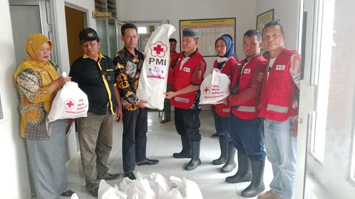 PMI Lampung Distribusikan Bantuan Ke Lokasi Bencana Banjir di Lampung Tengah