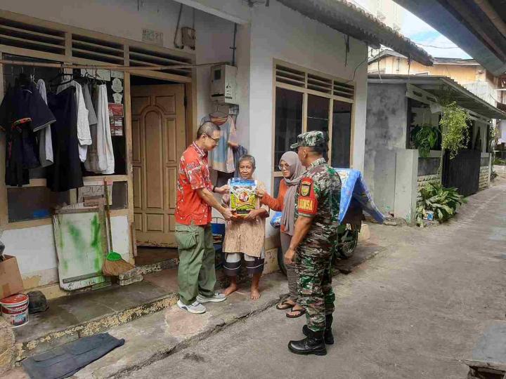 Berbagi Kasih PSMTI Lampung Kepada Masyarakat Lansia di Kelurahan Enggal, Bandar LampungÂ 