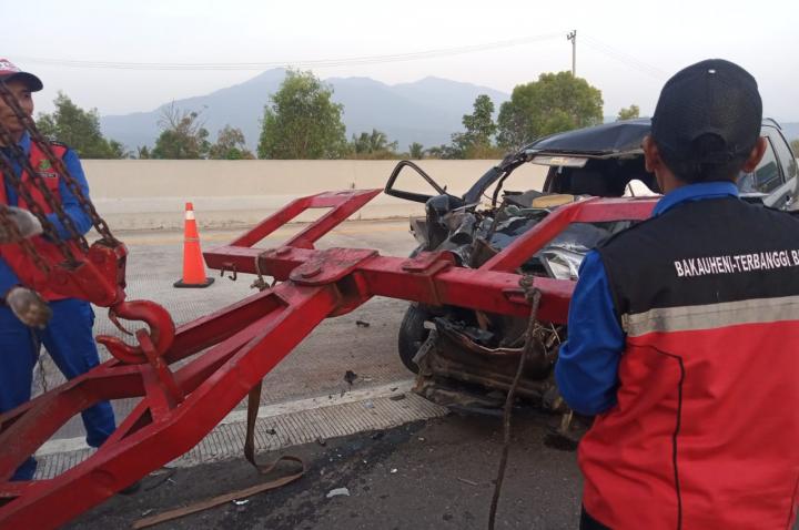 Mobil Dinas DPRD Pesisir Barat Kecelakaan di Jalur B Tol Bakauheni-Terbanggi KM 11+200Â 