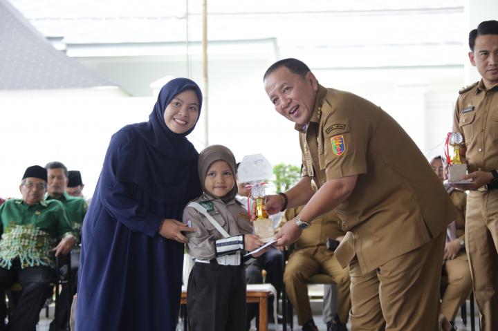Gubernur Arinal Serahkan Hadiah Pemenang Lomba Ramadhan Kareem 1445 H Piala Gubernur Yang di Gelar Radar Lampung 