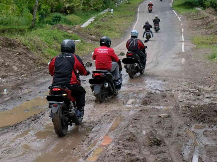 Tips Aman Berkendara di Jalanan Berlumpur Dengan Motor Matic 