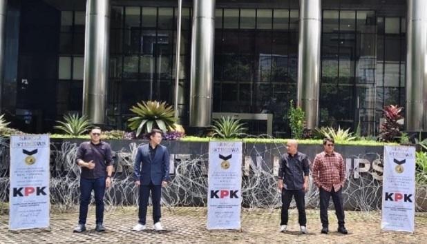 Polemik Pengalihan Tahanan Gus Yaqut, MAKI Kirim Banner Sindiran ke KPK
