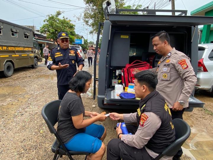 Biddokkes Polda Lampung Dirikan Posko Kesehatan untuk Warga Terdampak Banjir di Panjang