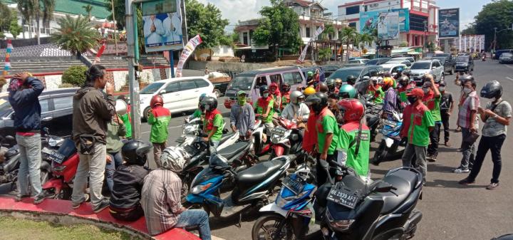Puluhan Massa Unjuk Rasa di Bunderan Lungsir