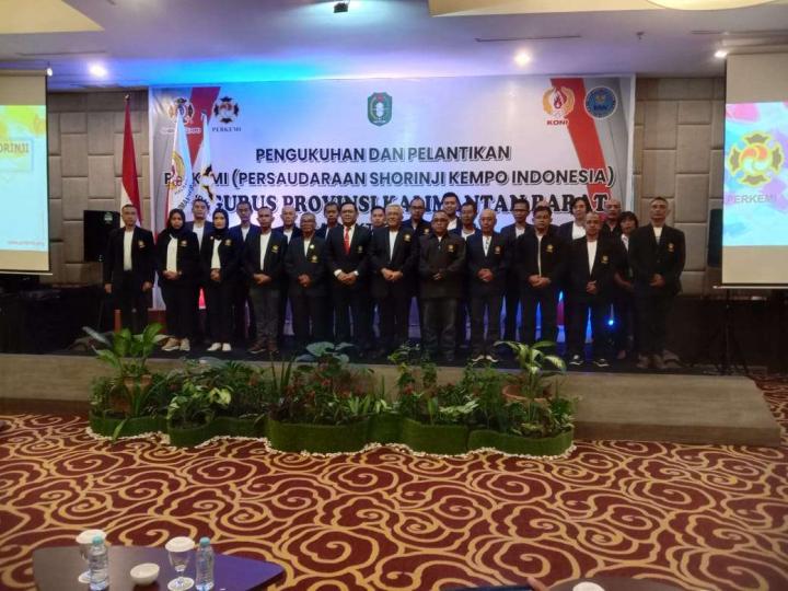 Ketua Umum PB. PERKEMI Laksdya TNI (PURN) Dr. Agus Setiadji S.A.P., M.A Mengukuhkan dan Melantik Pengurus Provinsi PERKEMI Kalimantan Barat