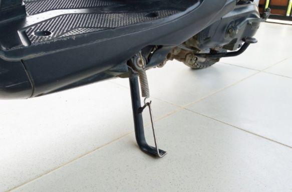 Dampak Buruk Mematikan Mesin Motor Dengan Menurunkan Standar Samping 