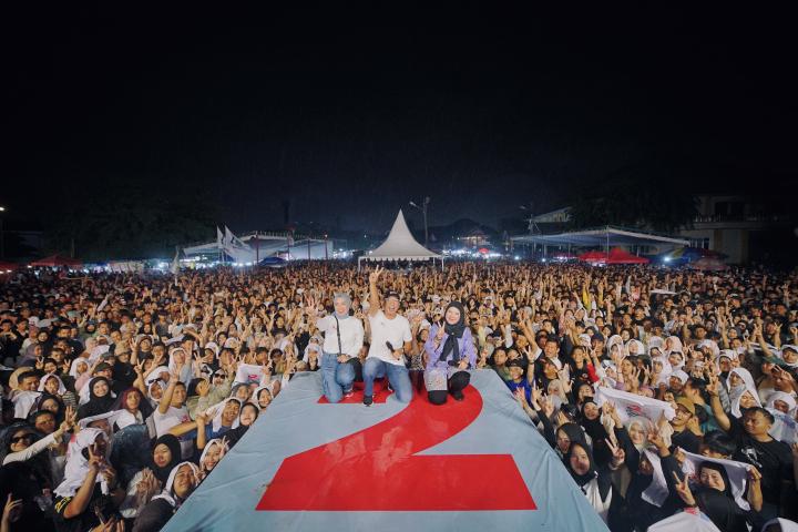 Meski Diguyur Hujan, Konser Kampanye Mirza - Jihan dan Bunda Eva Berlangsung Meriah   