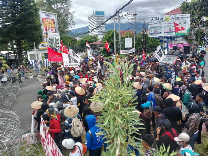 Masyarakat Petani Kota Baru Unjuk Rasa di Kantor DPRD Provinsi Lampung