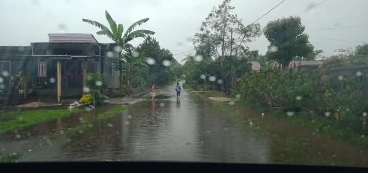 Resapan Air  di Jalan Sumbai V.I Way Mengaku Baru Dibangun Tapi Masih Kebanjiran, Perbaikan Dipertanyakan?