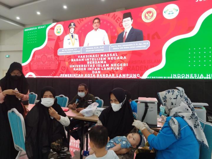 Vaksinasi Sukses!! Total 1.750 orang Tervaksin Dalam Kegiatan Yang Digelar BIN dan UIN Raden Intan Lampung