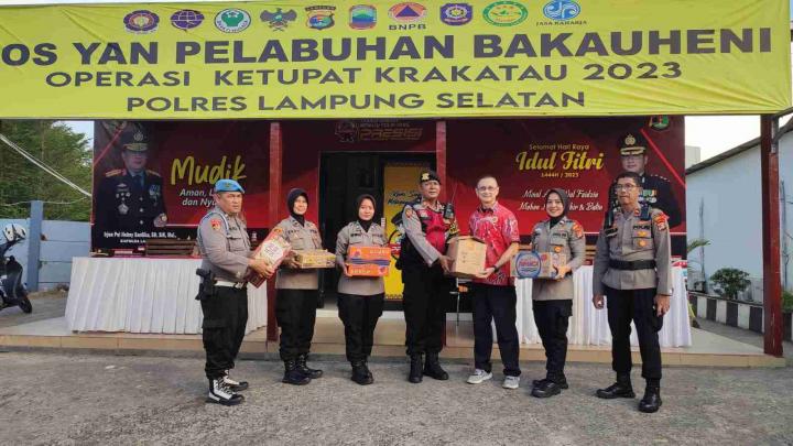 Berbagi Kasih PSMTI Lampung Kepada Petugas Posko-posko Mudik di Pelabuhan BakauheniÂ 