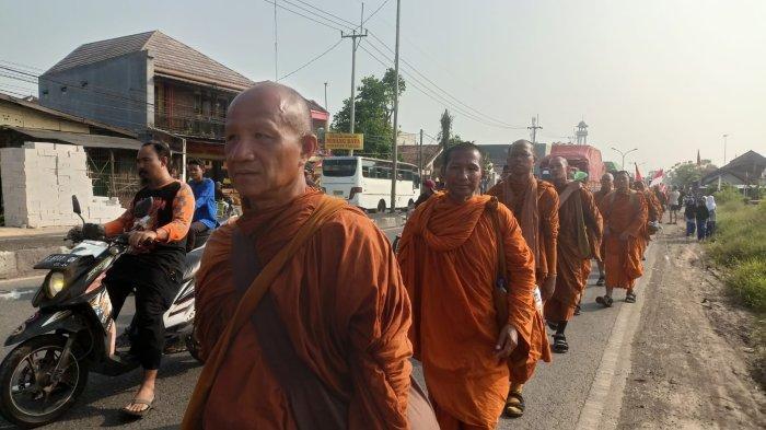 Thudong: Kisah Penuh Pengabdian Biksu Thailand Berjalan Kaki ke Borobudur