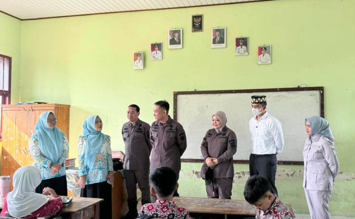 Turun Langsung ke Sekolah di Natar, Bupati Radityo Egi dan Kajati Lampung Pastikan Program MBG Berjalan Sesuai SOP   