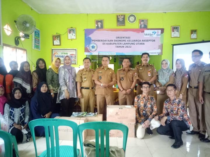 BKKBN Provinsi Lampung Serahkan Bantuan Alat Teknologi di Tiga Kecamatan