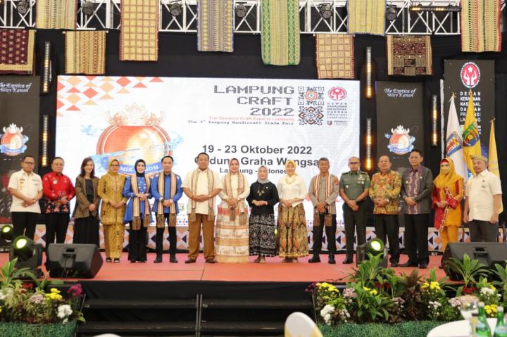 Gubernur Arinal Didampingi Ibu Riana Buka Lampung Craft 2022, Acara Berlangsung Meriah, Tema â€œThe Exotica of Way Kananâ€ Undang Antusiasme Masyarakat 