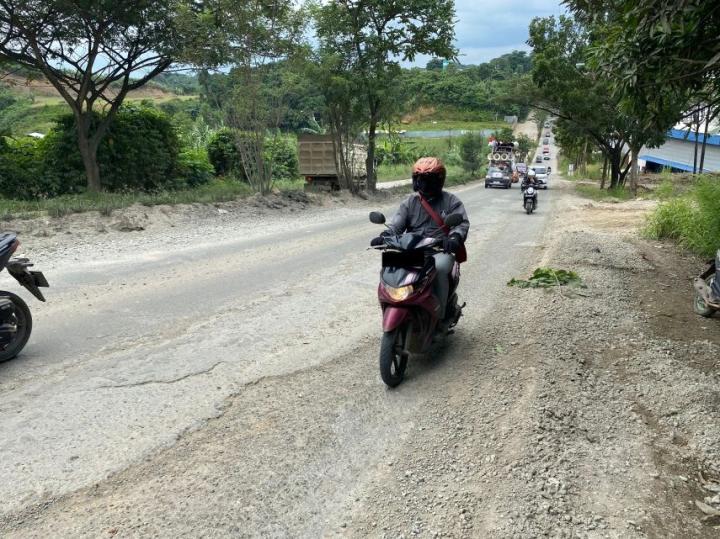 Tetap Waspada Saat Berkendara di Jalan Berbatu dan Berkerikil