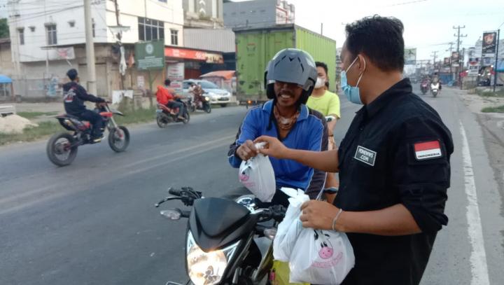 SMSI Tuba Bagikan Takjil di Unit II Bersama Anak Komunitas