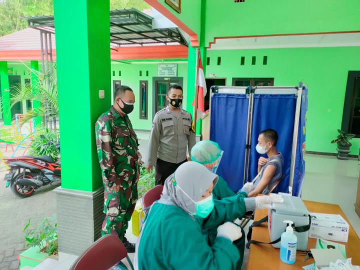 Babinsa Koramil Bojonegoro Monitoring Kegiatan Vaksinasi Massal di Wilayah Binaan