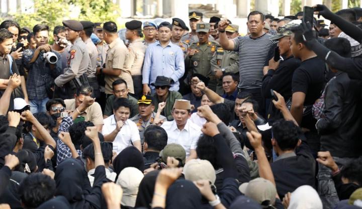 Potret Pemimpin Merakyat: Duduk di Aspal, Bupati Egi Serap Aspirasi Rakyat dengan Hati