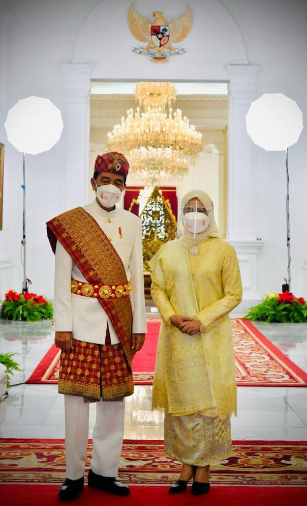 Pimpin Upacara di Istana Merdeka, Presiden Jokowi Kenakan Pakaian Adat Lampung