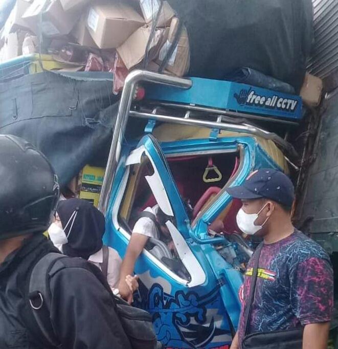 Kecelakaan Maut Truk Vs Truk, Sopir Ditemukan Terjepit