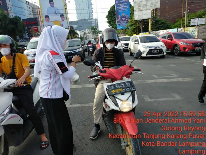 Tunas Honda dan NSS Kedaton Mengadakan Bagi-Bagi Takjil di Tugu Adipura