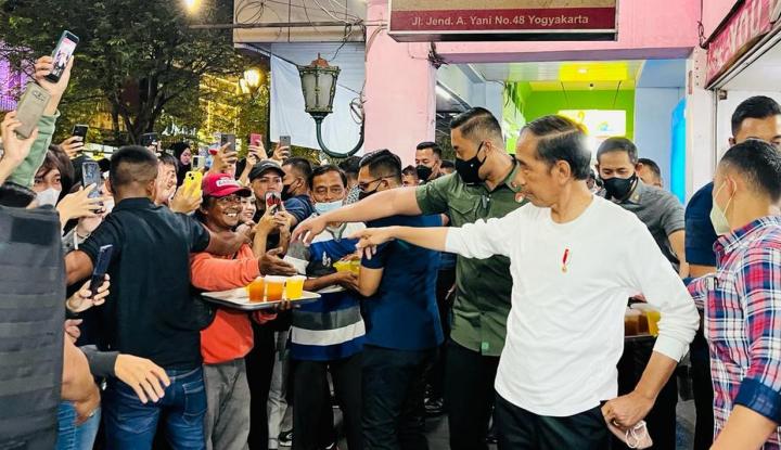 Presiden Jokowi Sapa Warga Yogyakarta di Malioboro dan Nikmati Musik Seniman Jalanan