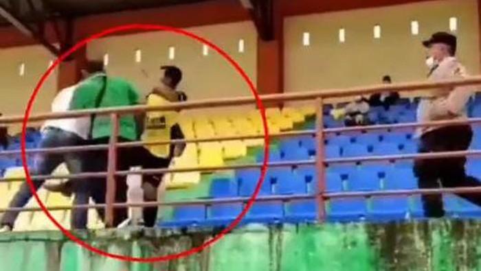 Viral Mantan Pemain Timnas Tendang Penonton Saat Liga 3