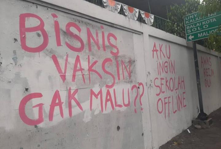 Masih Percaya Pejabat? Bisnis Vaksin Nggak Malu? Sebagian Mural Kritikan Kepada Pemerintah di Tembok SD Tukangan