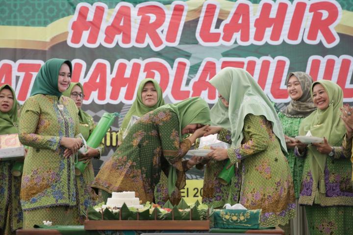 Wagub Chusnunia Bersama Ibu Riana Sari Arinal Hadiri Harlah Muslimat NU ke- 76 di Pringsewu