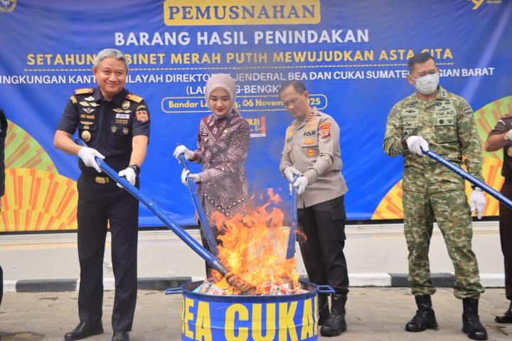 Kanwil Bea Cukai Sumbagbar Musnahkan Jutaan Batang Rokok dan Ribuan Miras Ilegal