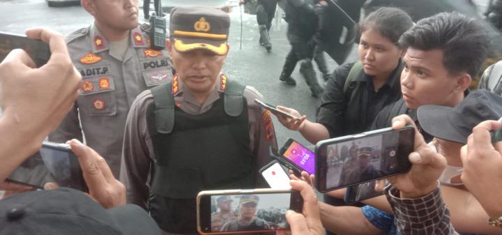 Buntut dari Ricuhnya Aksi Demo Tolak UU Cipta Kerja di DPRD Lampung, 48 Orang DiamankanÂ 