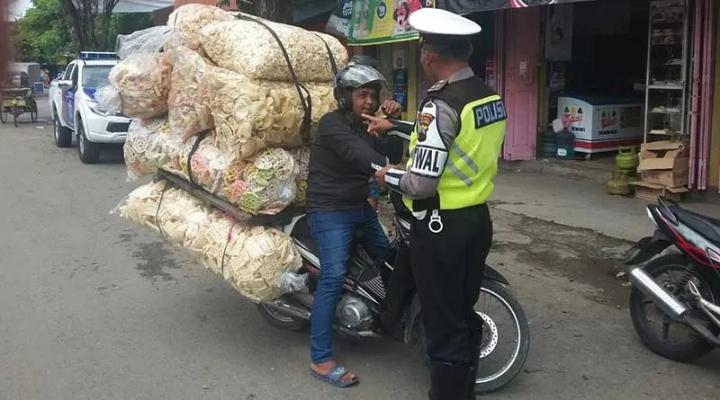 Bawa Beban Berlebih di Motor Bahaya, Ini Aturannya 