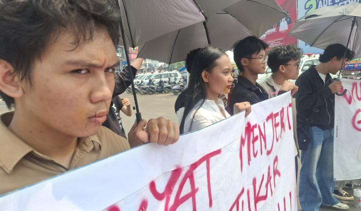Sambut Kedatangan Prabowo, Mahasiswa LMND Lampung Gelar Aksi Jahit Mulut di Tugu Adipura