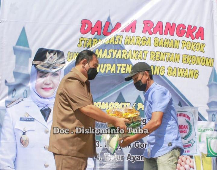 Bupati Winarti selenggarakan Pasar Murah Untuk Masyarakat Rentan Ekonomi Kabupaten Tulang Bawang